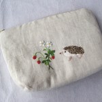 ハリネズミと野いちごの刺繍ポーチ