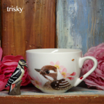 鳥のコーヒーカップ　春の巣作りコゲラとハチと桜