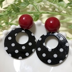 赤いカボションと水玉黒チャームの大ぶりピアス