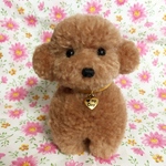 my Dogチャーム（裏側肉球マーク）付き。毛糸のぽんぽん、おすわりトイプードル（純毛茶色）