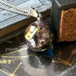 一点物 沈みゆく魔法都市 ビスマス鉱石と歯車の球体レジン シンプルネックレス