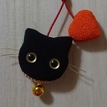 ちりめん根付け　ねこ  (黒猫&ハート) 