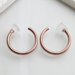 【再販×7】〈痛くない〉～フェイクピアス～アッシュブラウンリングイヤリング・イヤーカフ〈直径約12㎜、太さ約1.2㎜〉片側シリコンゴムバージョン(調節可能)(両耳用)  管理No.1336