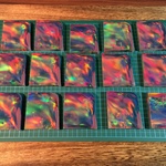 人工オパール　オーロラ　ブラック赤斑　約10グラム原石