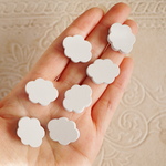 出てるだけ終了 雲ウッドビーズ 30個 22mm 木 白 チャーム 天気 傘 雨 くも ホワイト 梅雨 木目 空