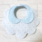 ブルーのドットの襟付きスタイ