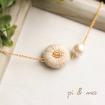 お花とパールの刺繍ネックレス〈オフホワイト〉【受注製作】