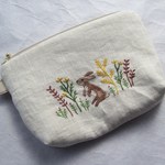 野の花とうさぎの刺繍ポーチ