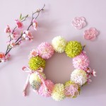 【再販】【ひな祭り】かわいい和アイテムがアクセント！ピンポンマムと桃の花のリース　★ラッピング無料★