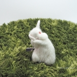 うさぎブローチ：お手入れポーズ（ジャージーウーリー・ホワイト）