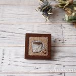 コーヒーマグカップの刺繍木製ブローチ