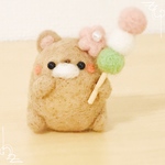 羊毛フェルト 花より団子⁈クマさん