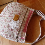 ＜an25berry様専用＞丸いダブルファスナーショルダー・小ぶり（ピンクドットと小花）