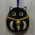 ちりめん根付け　だるまさん (黒猫)