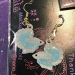 白と水色のベタのピアス