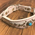 犬の革首輪　29～35（調節ベルト穴範囲）　手縫い　ネイティブアメリカン・ターコイズ調コンチョ・スタッズ・白革