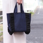 (底板・内ポケット付)ボリューム フリル トートバッグ navy×black frill