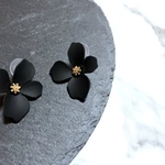 お花 ピアス ブラック 素材