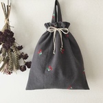 《選べるサイズ》チャコール×さくらんぼ刺繍の巾着バッグ（マチなしタイプ)