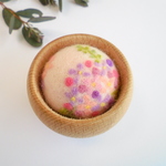羊毛フエルト刺繍のころりんピンクッション（ピンク、パープルの小花）