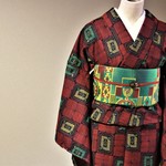 暗めの赤にリンゴモチーフの幾何学模様が大人の赤ずきんちゃん　裄68cm　トールさんサイズ ウール　和裁師手縫い着物