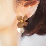 ベージュのお花と揺れるコットンパール✨