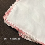 ガーゼの縁編みハンカチ　ピンクの段染め