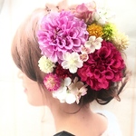 成人式 髪飾り 桜シリーズ☆2色のピンクダリアが可愛いカラフルマムが付いた髪飾り☆ 花飾り　袴　振袖　結婚式　ヘアアレンジ