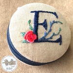 イニシャル（E）刺繍のマカロンケース