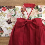 【完成品】80ｃｍ　白花着物＆赤袴風ロングスカート 出産祝い、誕生日、初節句、お正月、ひなまつり 結婚式に　