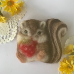 シマリス・いちご・リス・羊毛フェルト・ブローチ