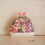 ＜ｈ様ご予約品＞　イチゴとお花のがまぐちポーチ＜ブラウン＞