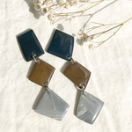 色のカケラ*3連 大ぶりピアス(ネイビー)