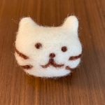 にゃんこの顔ブローチ ミルキー猫 羊毛フェルト