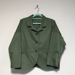 カーキのショートジャケット