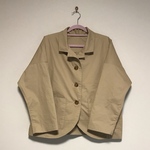 ベージュのショートジャケット