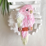 桜カラー アキクサインコ ローズ 刺繍 ブローチ 小鳥 シリーズ 日本製ピン使用