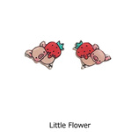 いちごを抱えたぶたピアス（イヤリング）