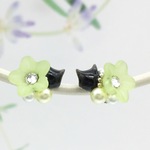 お花から覗くねこのピアス（黒猫・イエローグリーン）