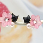 お花から覗くねこのピアス（黒猫・さくら色）