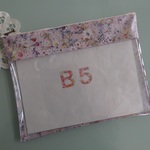 リバティビニコのB5クリアポーチ＊ワイルド・フラワーズ（ピンク）