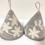 【送料無料】チェーンステッチ刺繍生地の三角鍋つかみ ① ルクルーゼやストウブに！