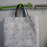 K様オーダー品：　キャンバス地雪花柄仕切りつき大きめトートバッグ