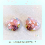 ハートの中の桜の木羊毛ブローチ