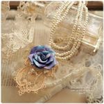 ＊青紫色の薔薇とパールのネックレス