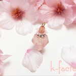 宝石の香水瓶ネックレス（桜・花吹雪)