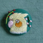 刺繍　オカメインコ（スリーピング）　ブローチ　くるみボタン　鳥