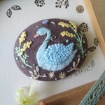 刺繍ブローチ★水色スワンさん♪♪小豆グレー