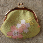 金襴はぎれを使った春らしい桜花のがま口