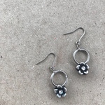 アンティークフラワーピアス
